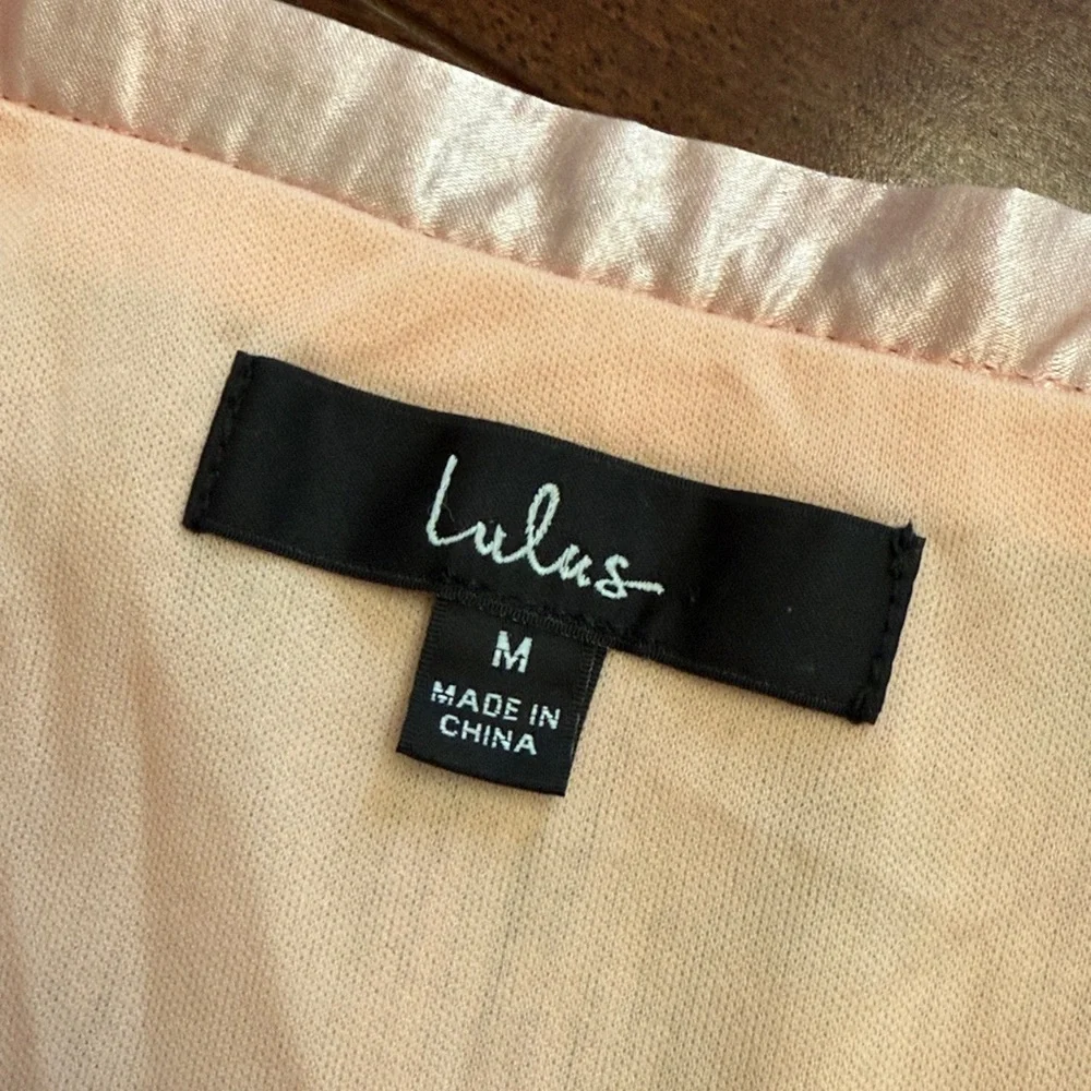 ❤️ NWT Lulu's Pink Purple Sequined Floral Mini Faux Wrap Skirt M - Picture 4 of 5